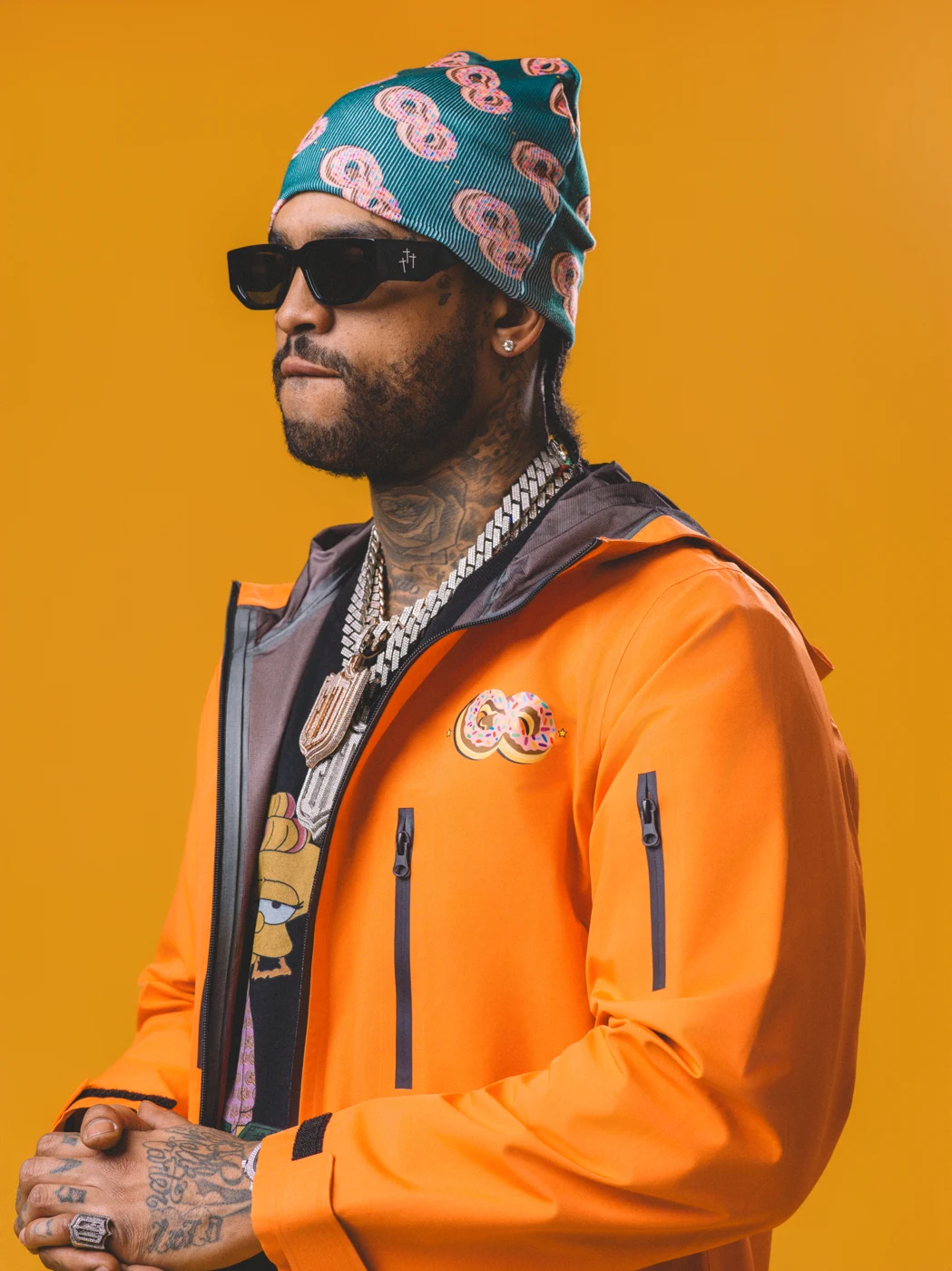 Dave East, în geaca portocalie din campanie